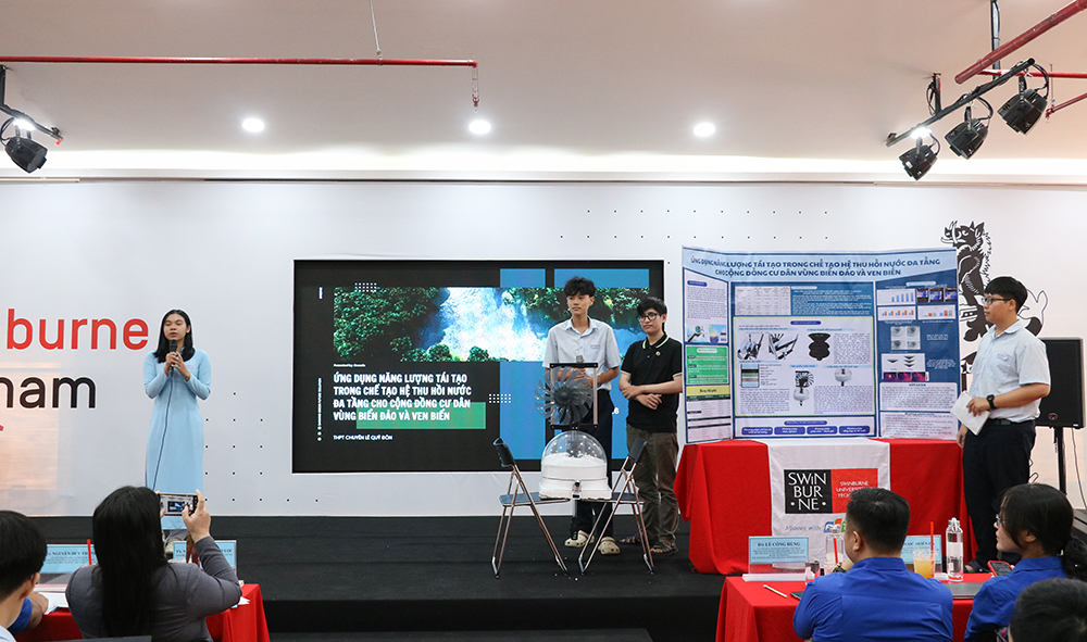 Các đội thi trình bày dự án trước Hội đồng Giám khảo